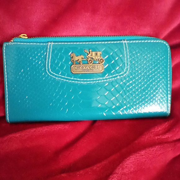 Coach Handbags - Coach zippered wallet